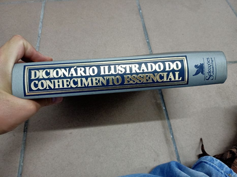 Dicionário Ilustrado do Conhecimento Essencial