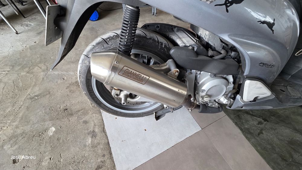 Honda SH 300i scooter muito boa kilometros reais