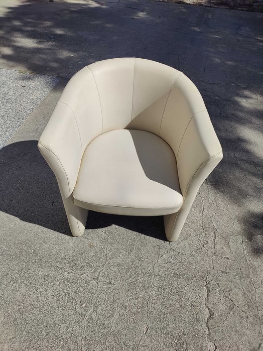 Cadeira branca em pele