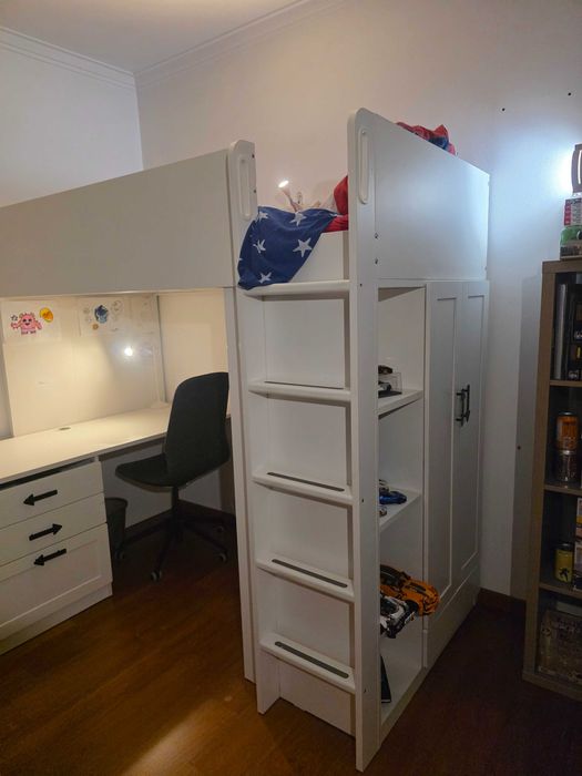 Cama alta branca com secretária integrada