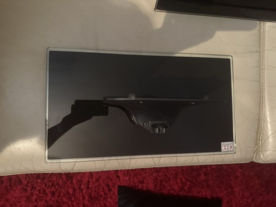 Vendo televisao SAMSUNG LED FULL HD com base e comando