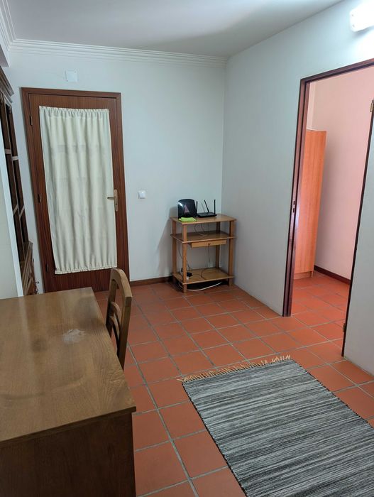 Quarto espaçoso para alugar a rapariga estudante da Universidade de Aveiro.
