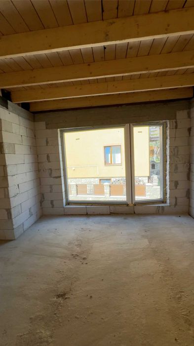 Продається 4 кім. квартира в м. Яремче (паркрмісце, власне подвір`я)