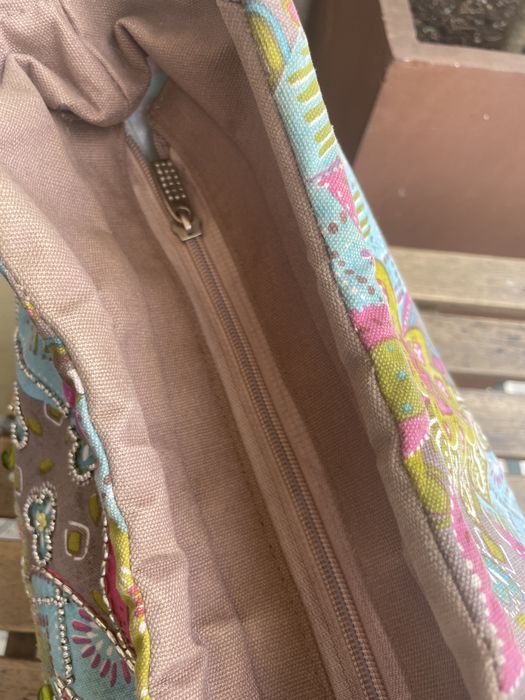 Mala em tecido com pedras e misangas bordada