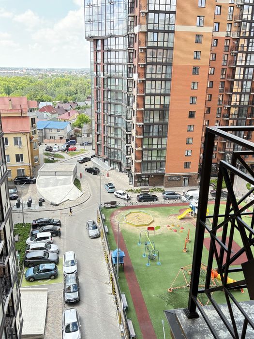 Яровиця, промінь, центр, паркомісце, кондиціонер