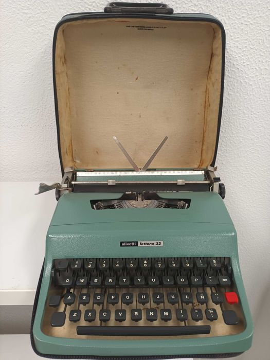 Máquina de escrever Olivetti Lettera 32