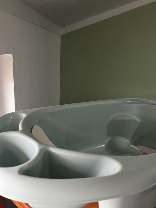 Banheira para bebe, com respetivo apoio em Madeira