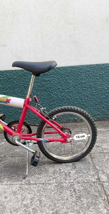Bicicleta de criança com cesto