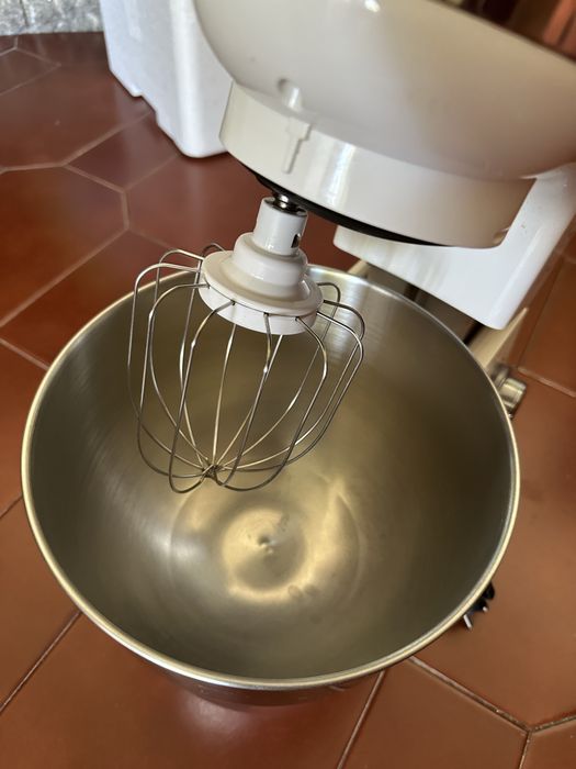 Batedeira Tristar com tigela inox e 3 acessórios (batedor, gancho e pá).