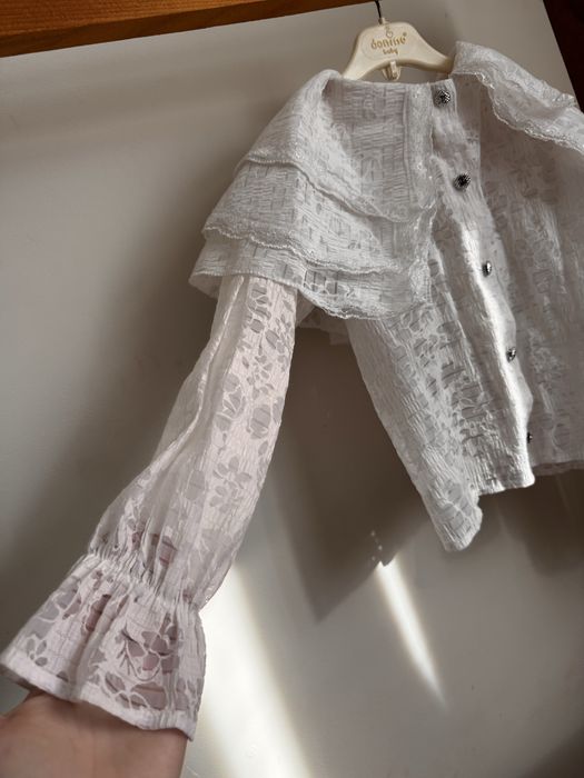 Біла блуза з мережива