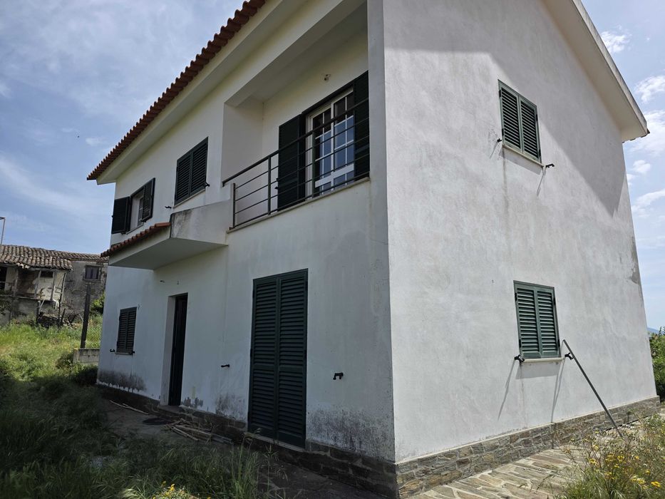 Arrenda-se moradia T4  Vila Nova de Foz Côa
