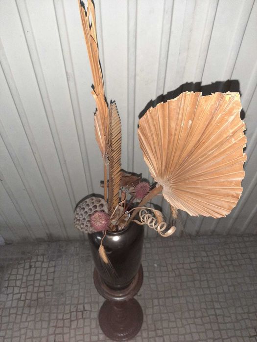 Coluna de madeira torneada com vaso decorativo
