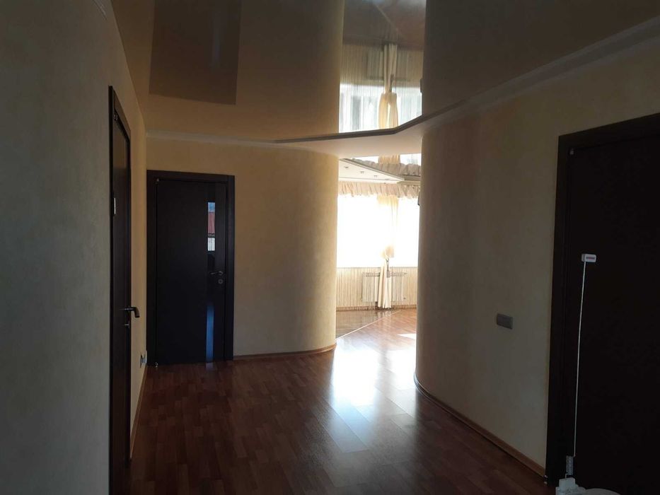 Будинок 256м² з критим басейном, сауною та зимовим садом