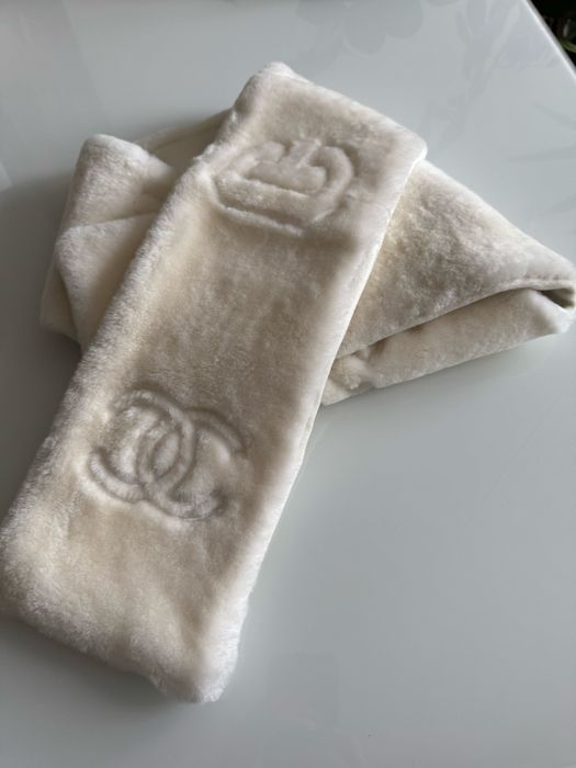 Piekny biały szal Chanel