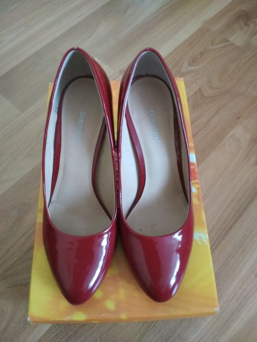 Buty na obcasie lakierowane