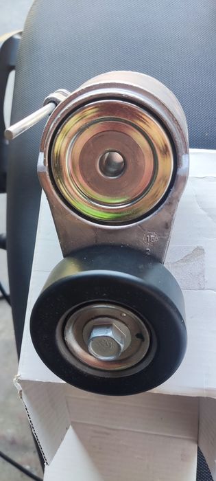 Натяжний ролик 68027611AB ОРИГІНАЛ