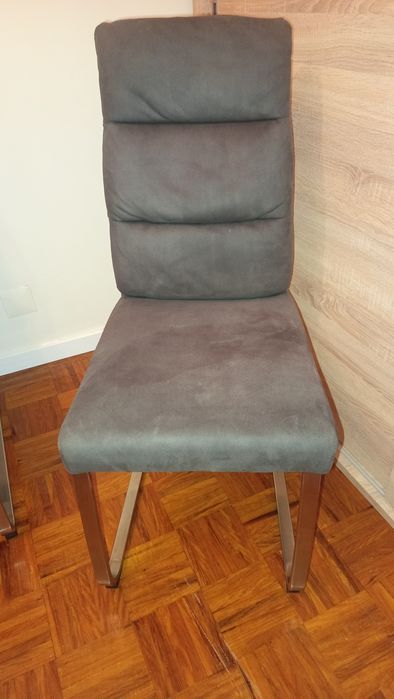 Cadeira estofada em veludo cinza claro