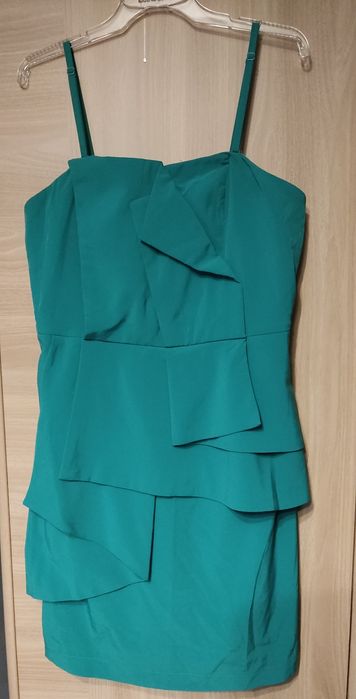 Elegancka sukienka z baskinką