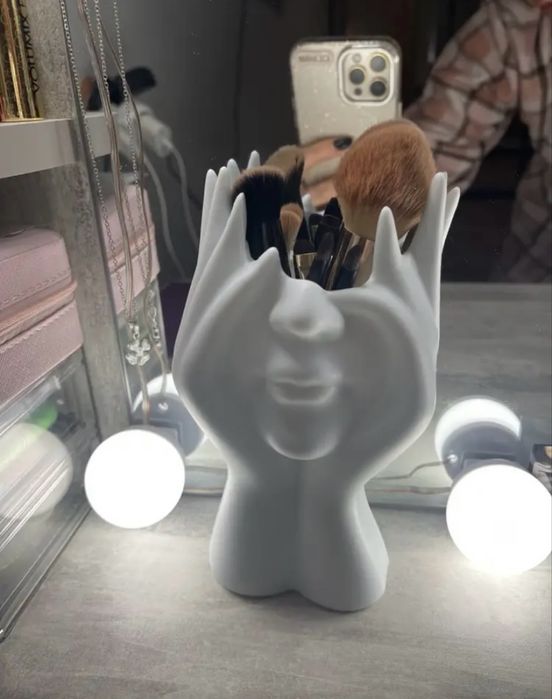 Унікальний тримач для пензлів та аксесуарів / тримач