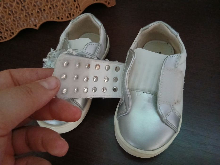 Продам взяття ,туфельки і кросівки.