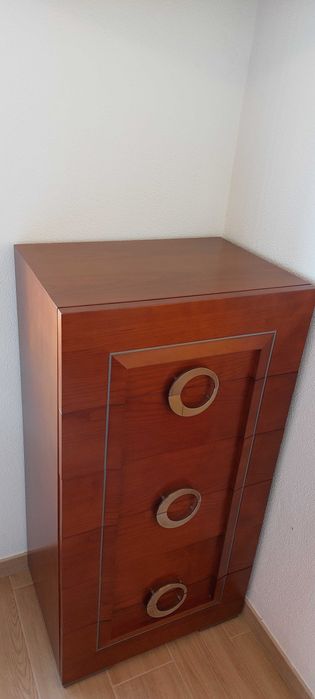 Camiseiro com 6 gavetas em madeira.