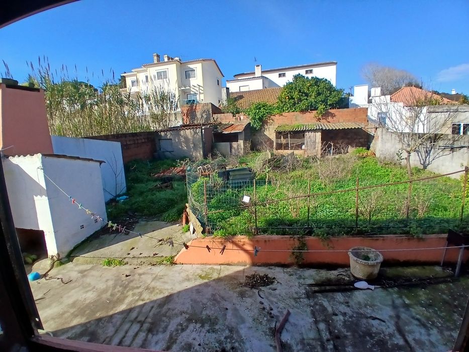 Moradia antiga, anexos, garagem e quintal