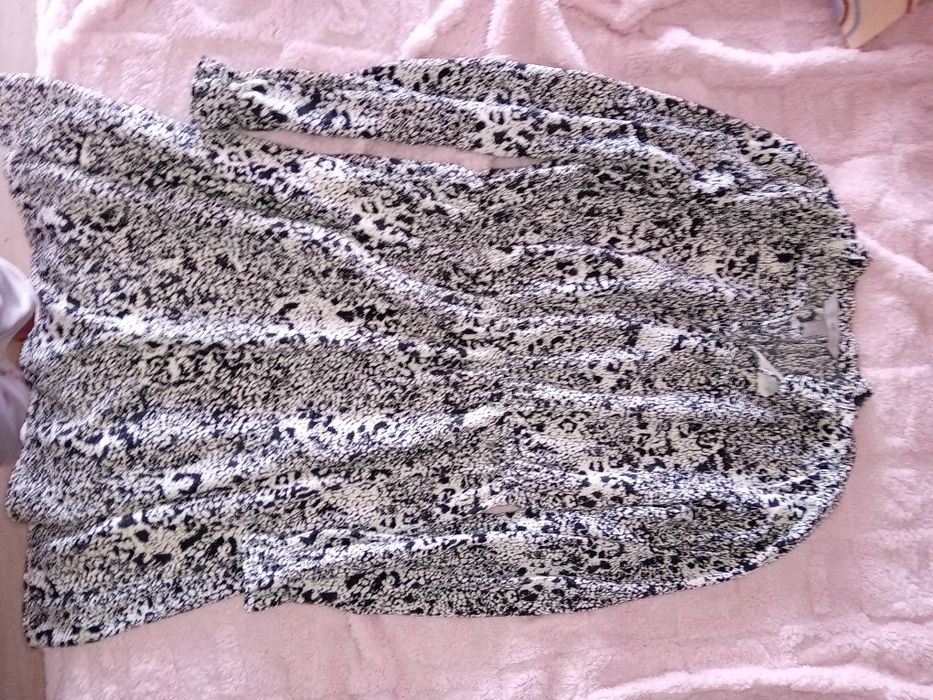 Varias peças de roupa