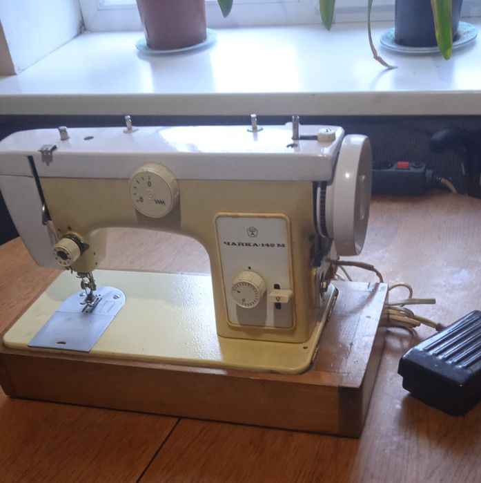 Швейна машинки з електроприводом  та ручні