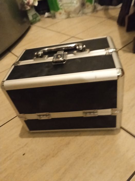 Mały kuferek na kosmetyki, biżuterię