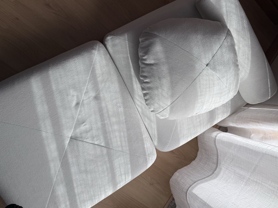 Sofa tipo puff em branco