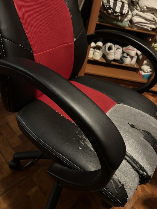 Cadeira gamer/secretária preta e vermelha – usada