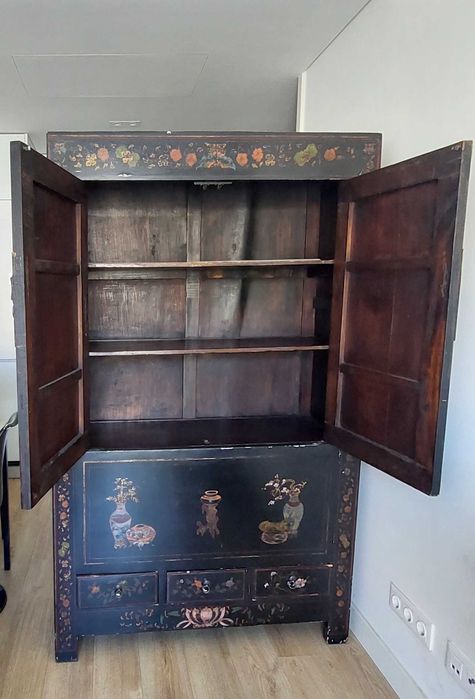 Armário Chinês Antigo Pintado à Mão – Peça Única e Decorativa