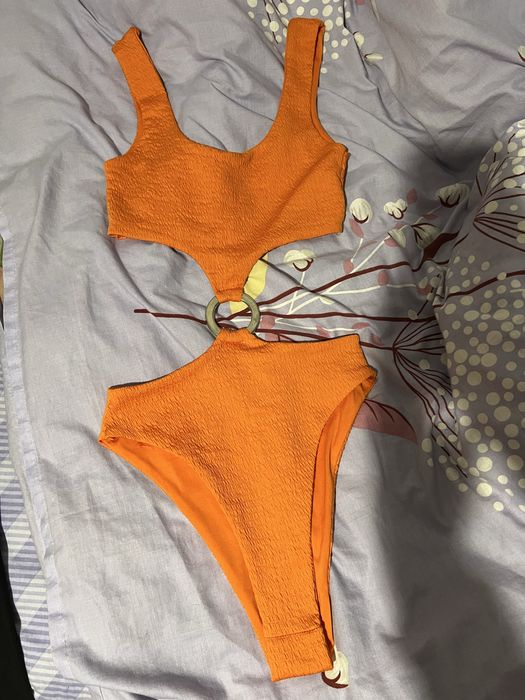 Купальник зділений кільцем