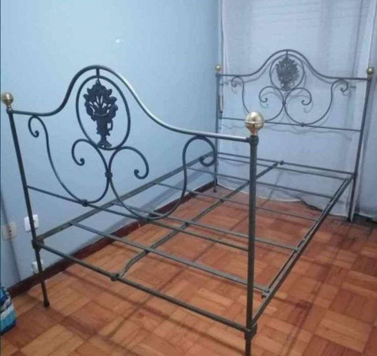 Cama em ferro restaurada