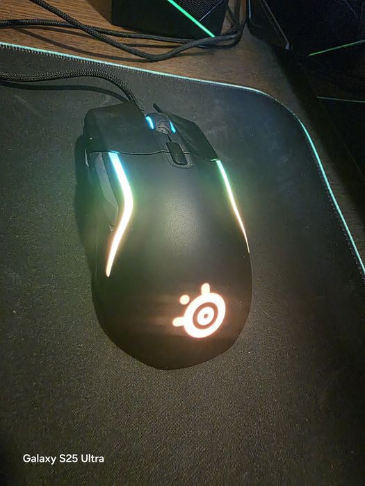 Komputer gamingowa z całym osprzętem do grania