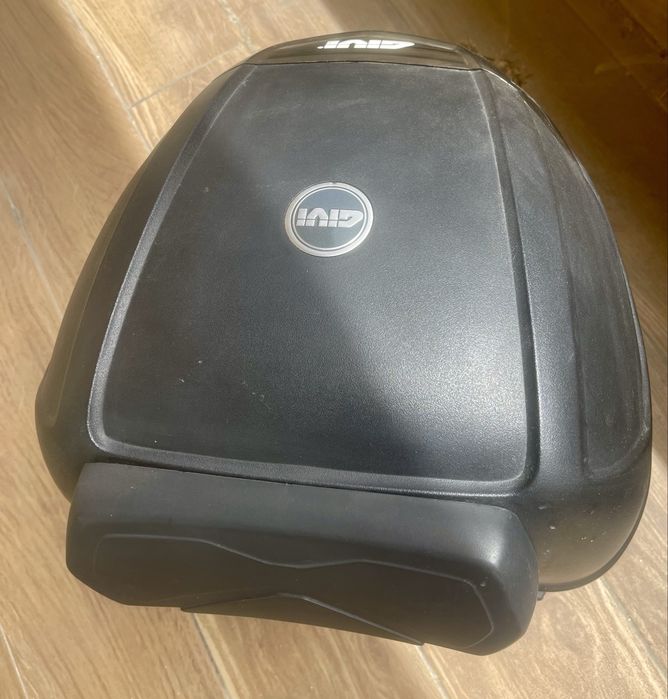 Top case givi com encosto pendura e base 30 litros
