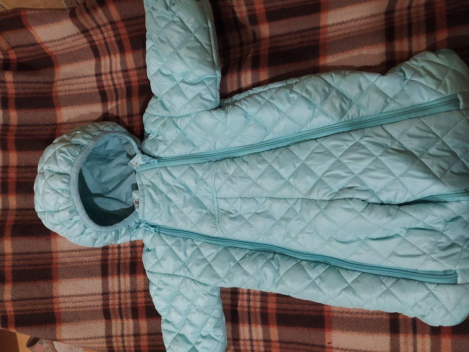 Про́дам демисезонный комбинезон 68 размера