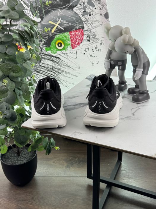 Кросівки Hoka Bondi 9 42 розмір Е12758