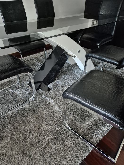 Vendo conjunto mesa e cadeiras