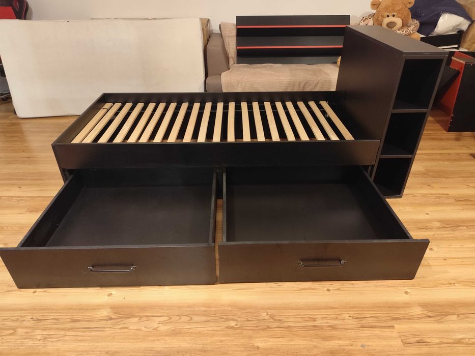 Łóżko młodzieżowe z szufladami i zagłówkiem na książki