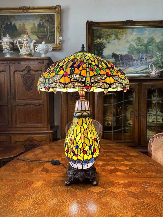 Настільна лампа у стилі Тіффані світильник