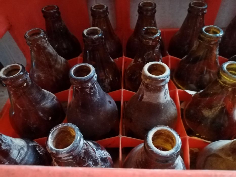 Garrafas antigas cerveja e vinho