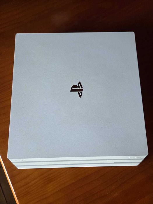 PlayStation 4 Pro 1TB (Branca) + 2 Comandos + 10 Jogos