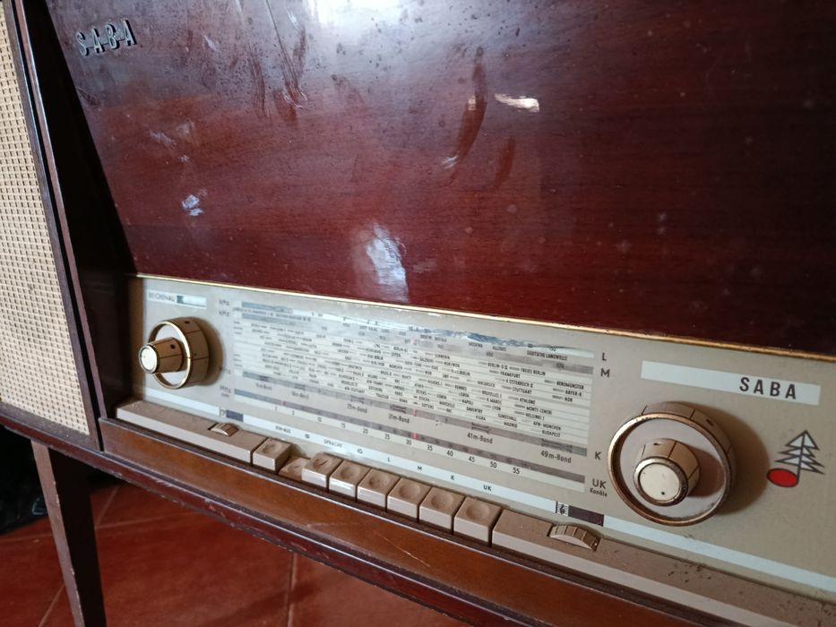 Rádio coleção C/gira discos SABA