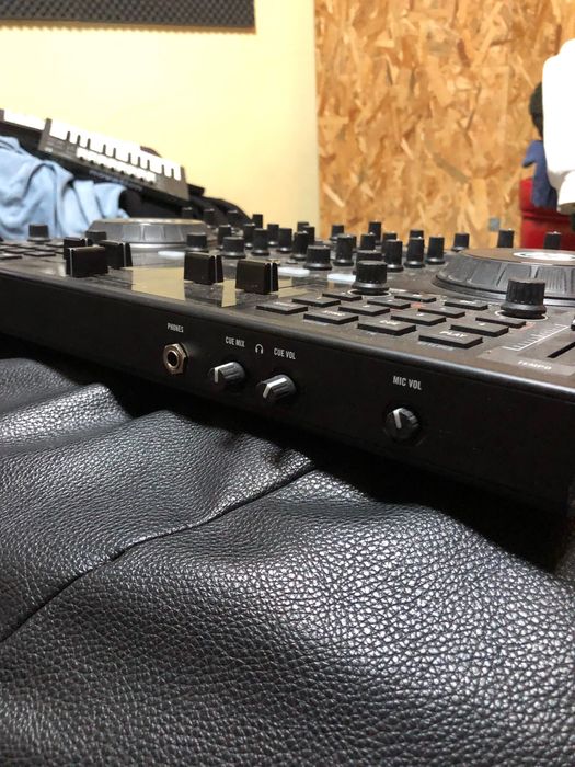 Controlador de Dj traktor kontrol S4