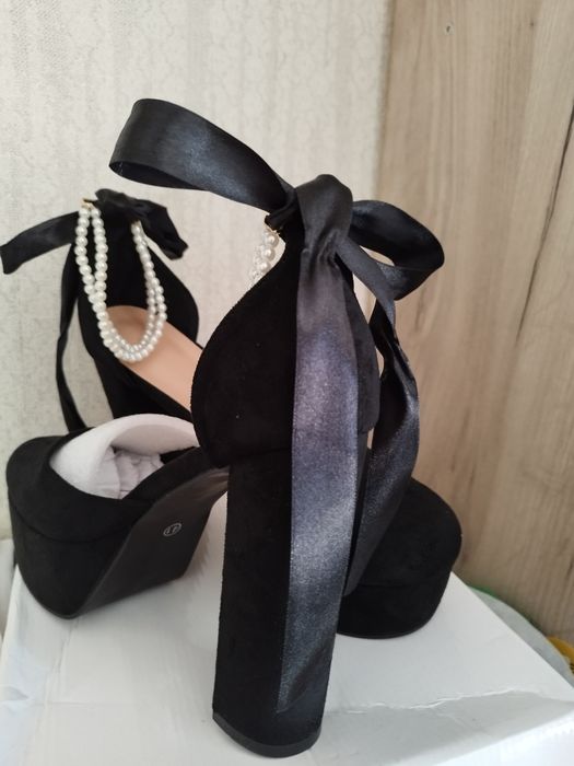 Туфлі на високому каблуку, дуже жіночні та гарні