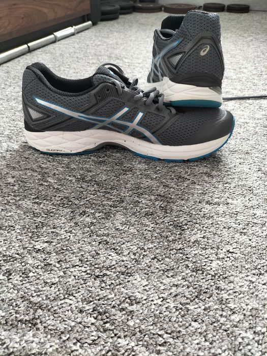 Buty sportowe Asics.