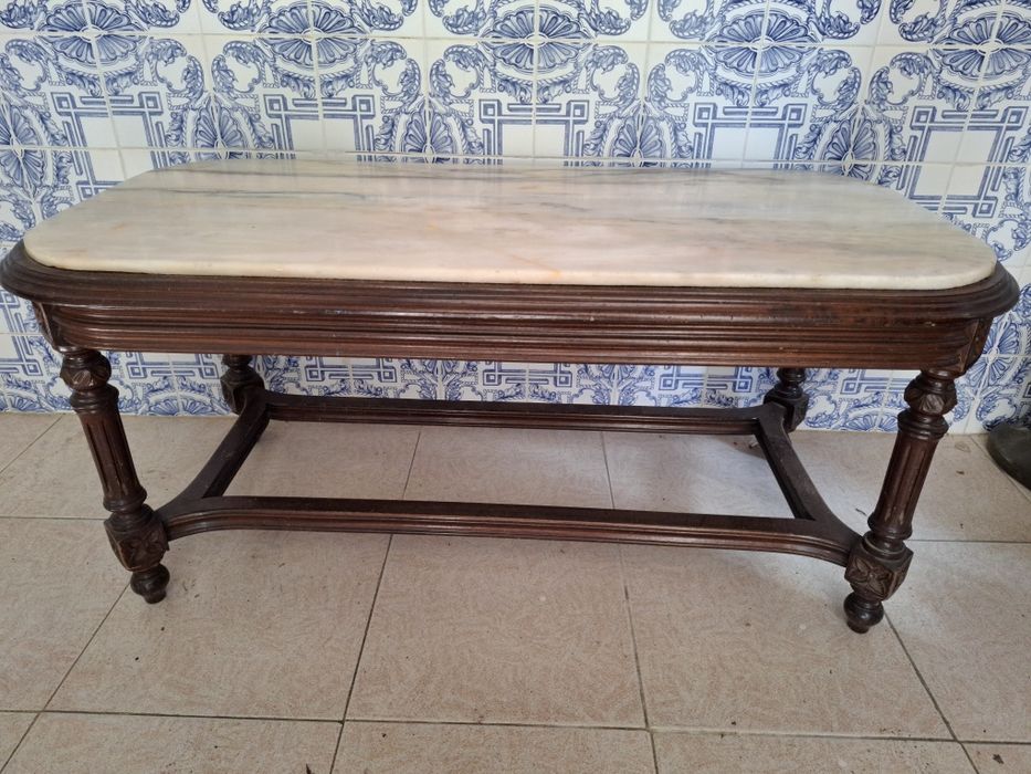 Mesa de estar em madeira e pedra