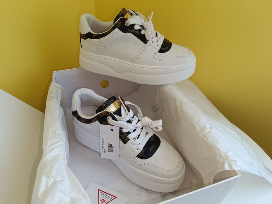 Кросівки жіночі Guess