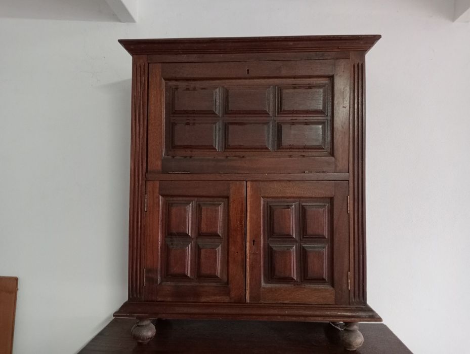 Tenho lote de moveis antigos para venda em bom estado.